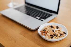 Almonds vs Peanuts: Nutrition, Cost, and Smart Snack Choices