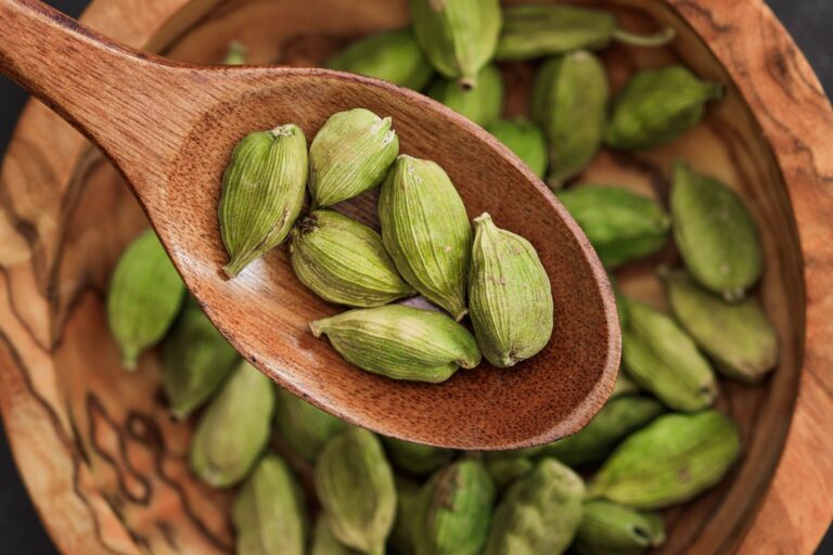 Cardamom Tea: Benefits, Dosage, Recipe
