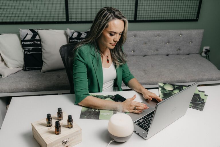 Essential Oils Focus: 7 Smart Picks for Clarity