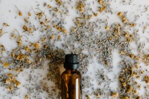 Essential Oils Sunburn: Safe Oils, Dilution Ratios & DIY Relief