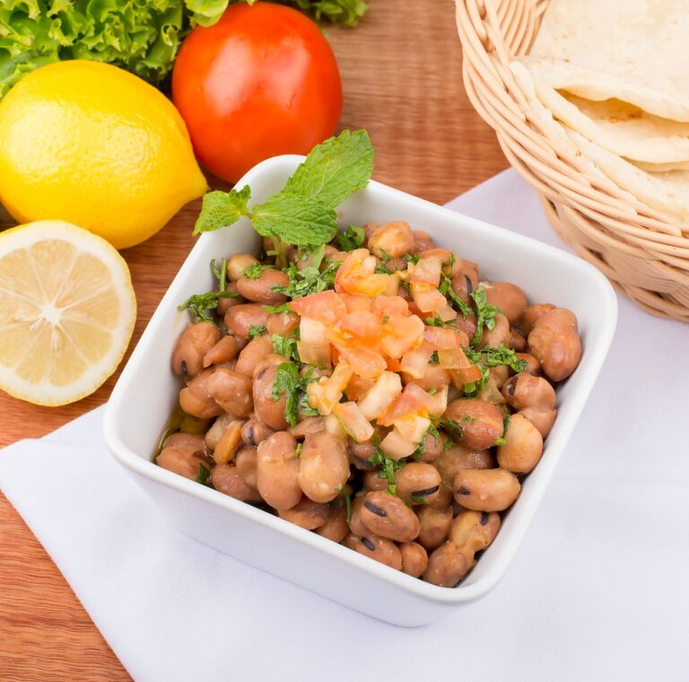 Fava Beans vs Chickpeas: Nutrition, Taste, and Uses