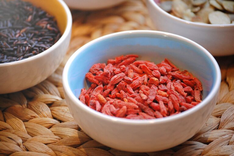 Goji Berry Tea: Benefits, Side Effects, Recipe