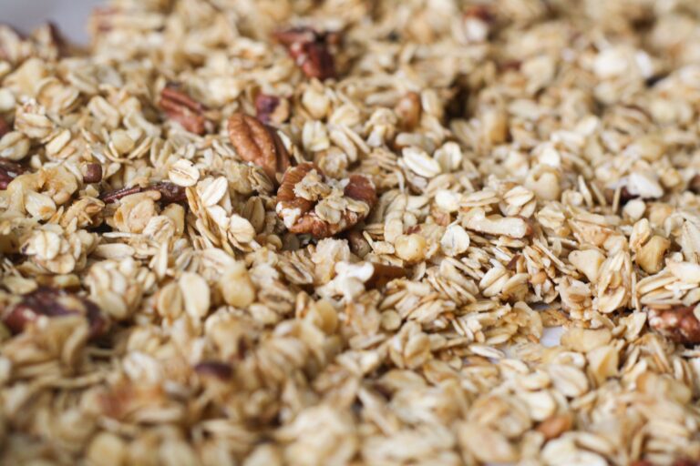 Homemade Granola with Quick Oats: A Crunchy Pantry Recipe