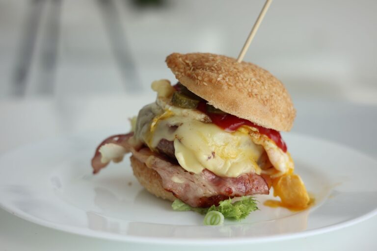 How Many Calories in A Fried Egg Sandwich with Cheese? A Full Breakdown