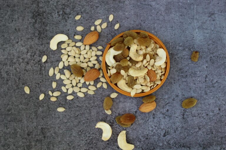 How Many Calories in Mixed Nuts and Raisins? A Full Nutrition