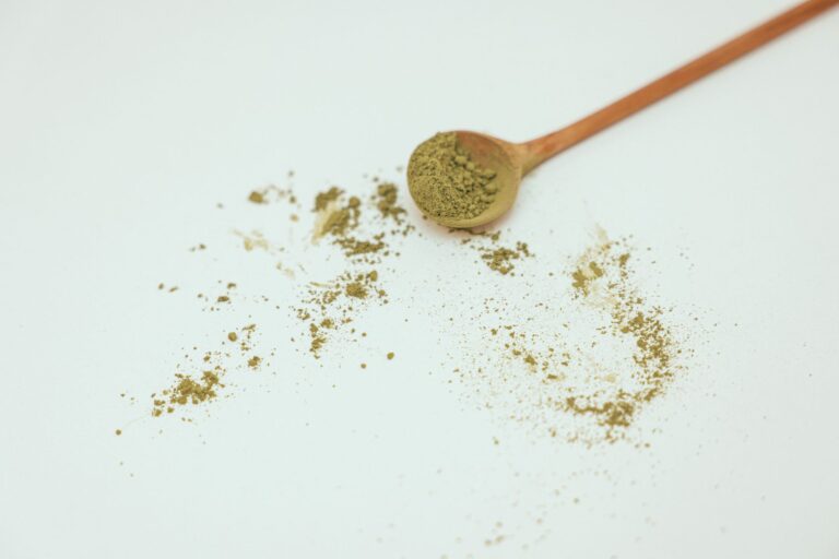 Matcha vs Green Tea: Caffeine, Antioxidants, and Real Benefits